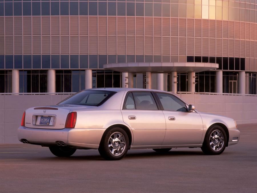  Cadillac DeVille DTS 2000 года  (фото 7 из 16)